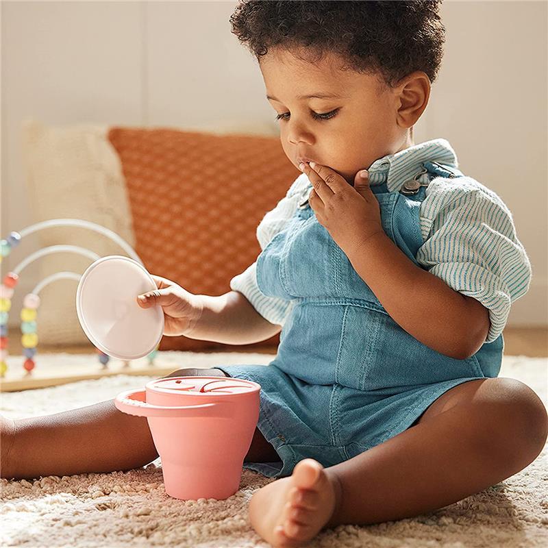 https://www.macrobaby.com/cdn/shop/files/munchkin-c-est-silicone-collapsible-snack-catcher_-with-lid-coral_image_5.jpg?v=1699922385